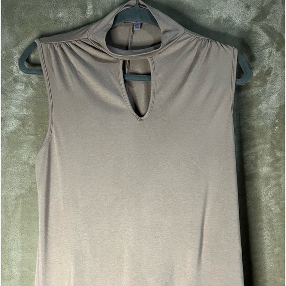 Jennifer Lopez Tops - JENNIFER LOPEZ SLEEVELESS BLOUSE